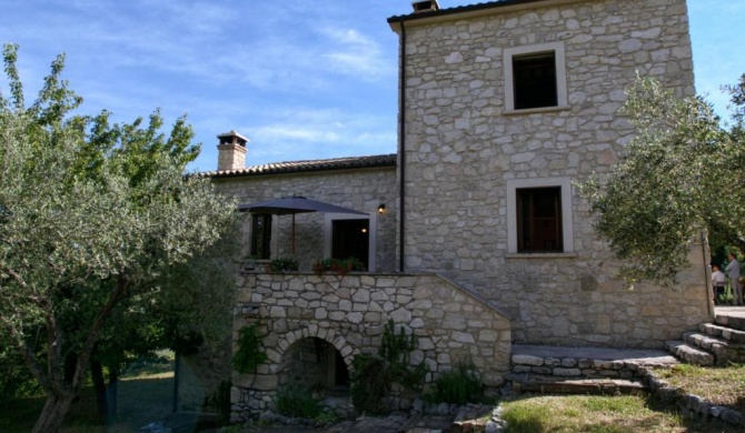 Cozy Cottage in Abbateggio with Garden