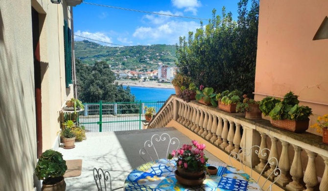 Panoramic Apartment in Villa on The Beach, In Center