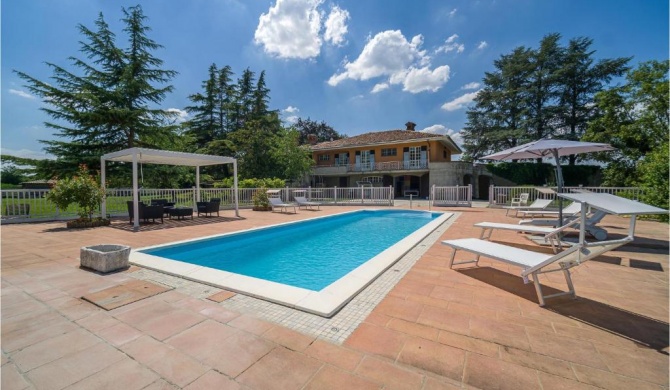 Awesome home in Asti with Jacuzzi, WiFi and Outdoor swimming pool